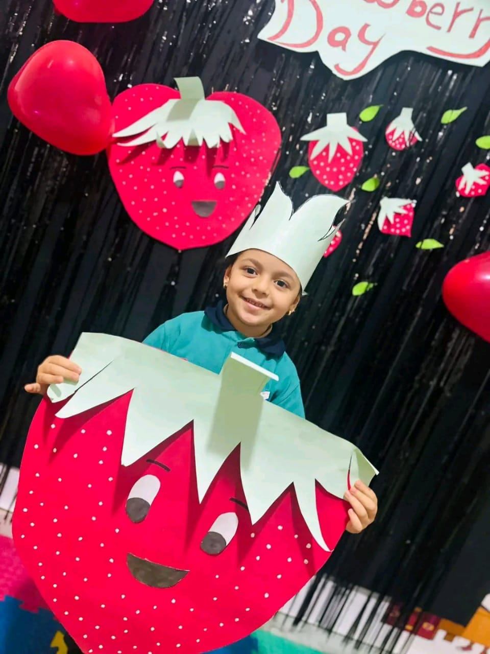 حفلة الفراولة في أكاديمية أبطال المستقبل